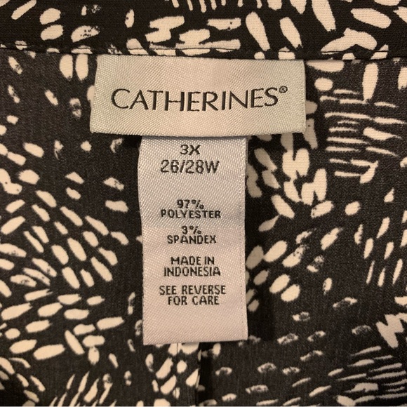 Catherines (Size 3X - 26/28W) Top with Pleating Detail and Buttons - Picture 3 of 7